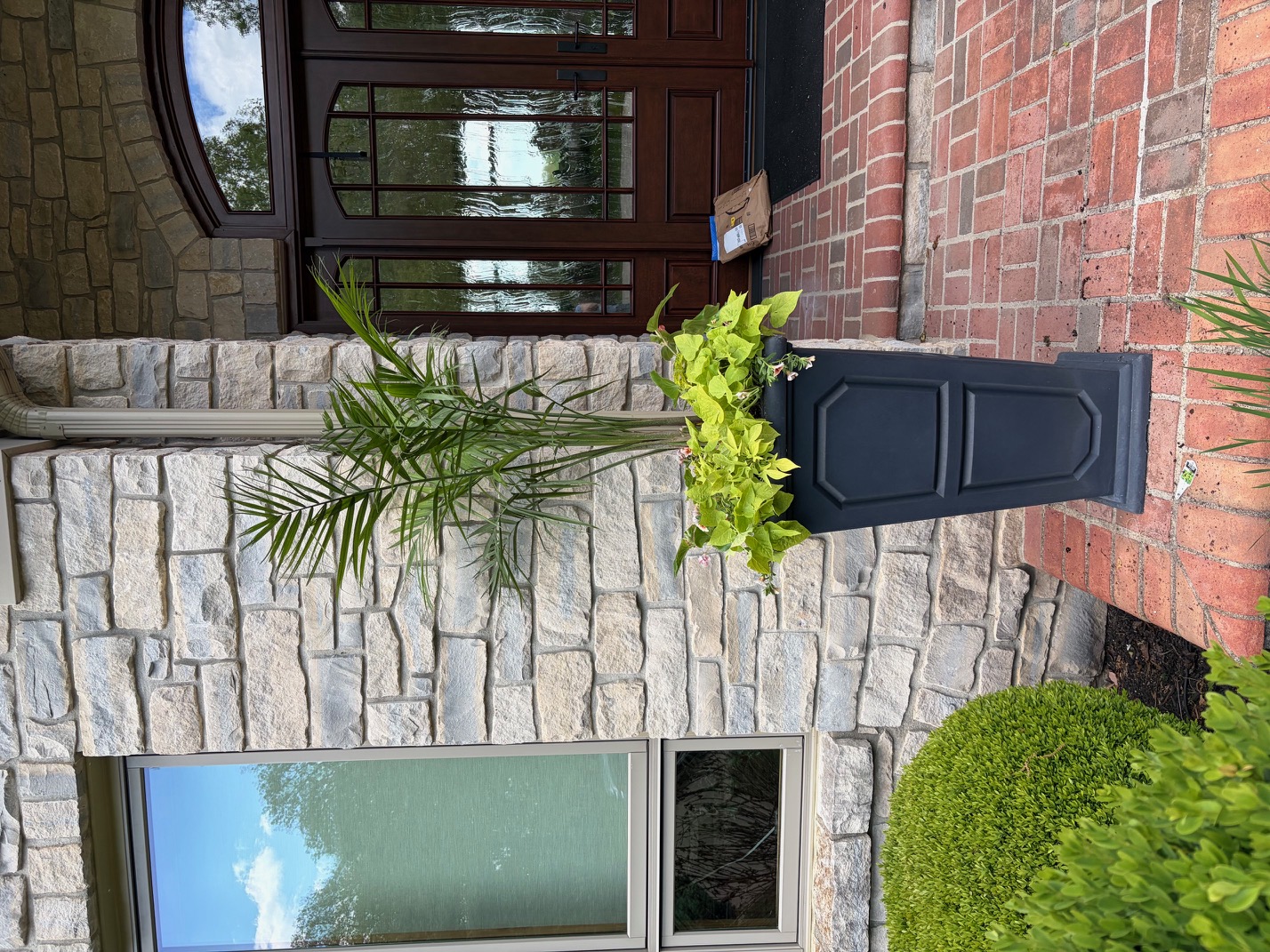 Seasonal planter arrangement