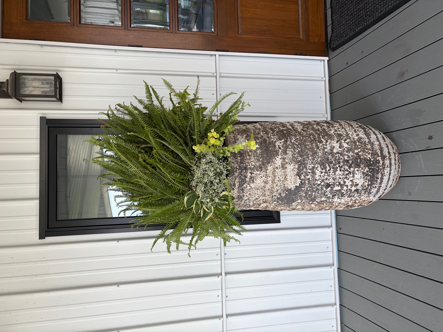 Seasonal planter arrangement